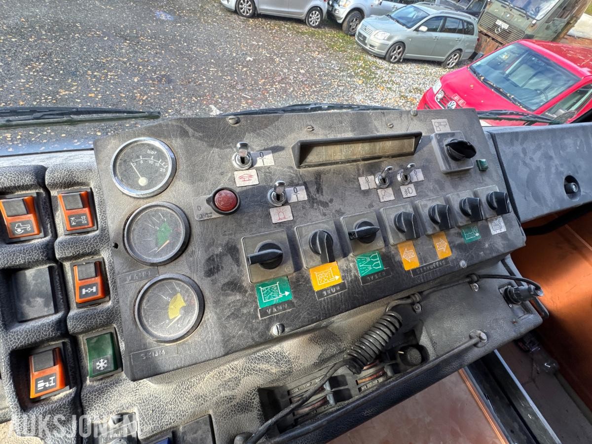 1981 Volvo F12 4X4 beredskapsbil / 33 140 km