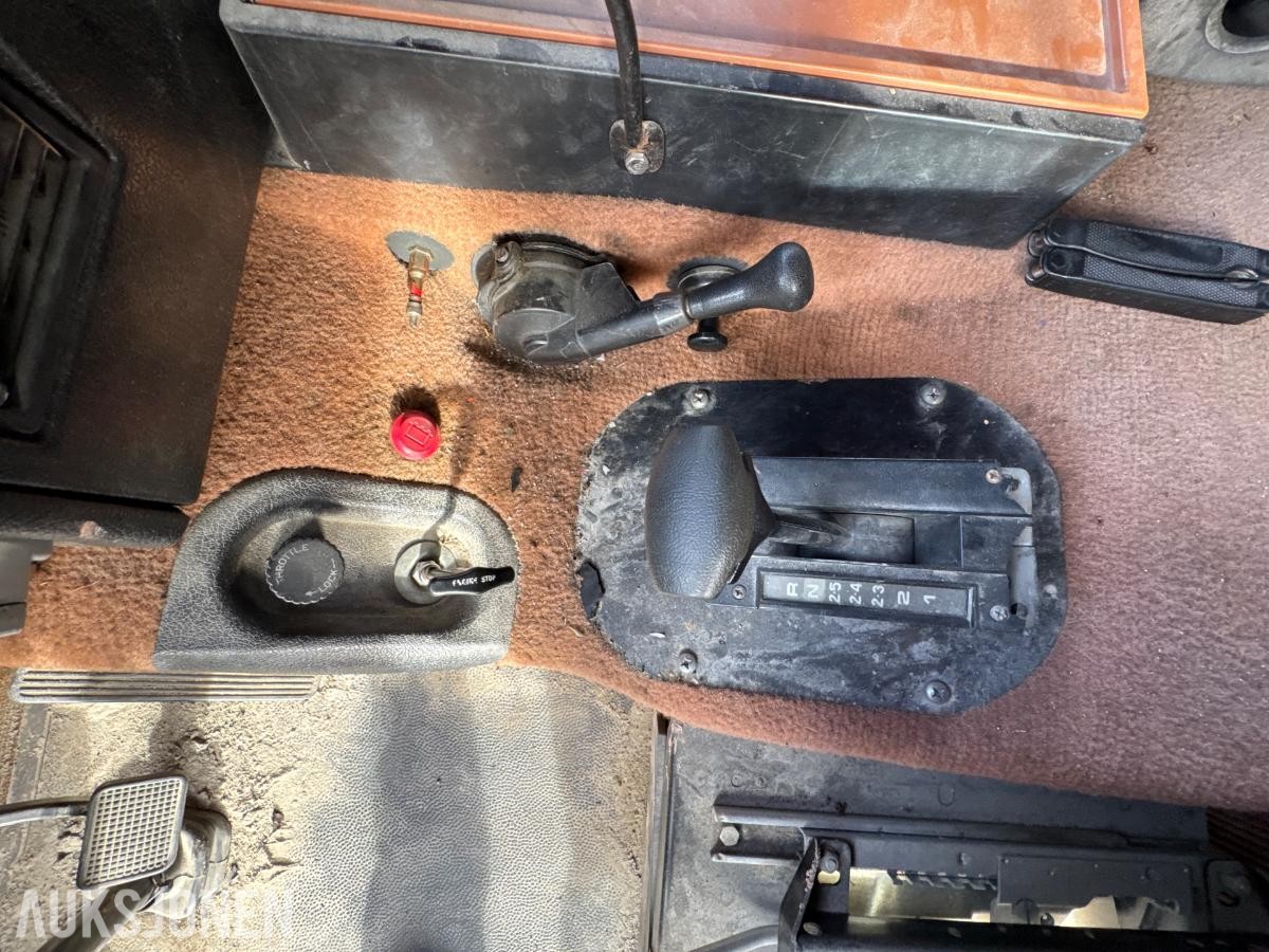 1981 Volvo F12 4X4 beredskapsbil / 33 140 km