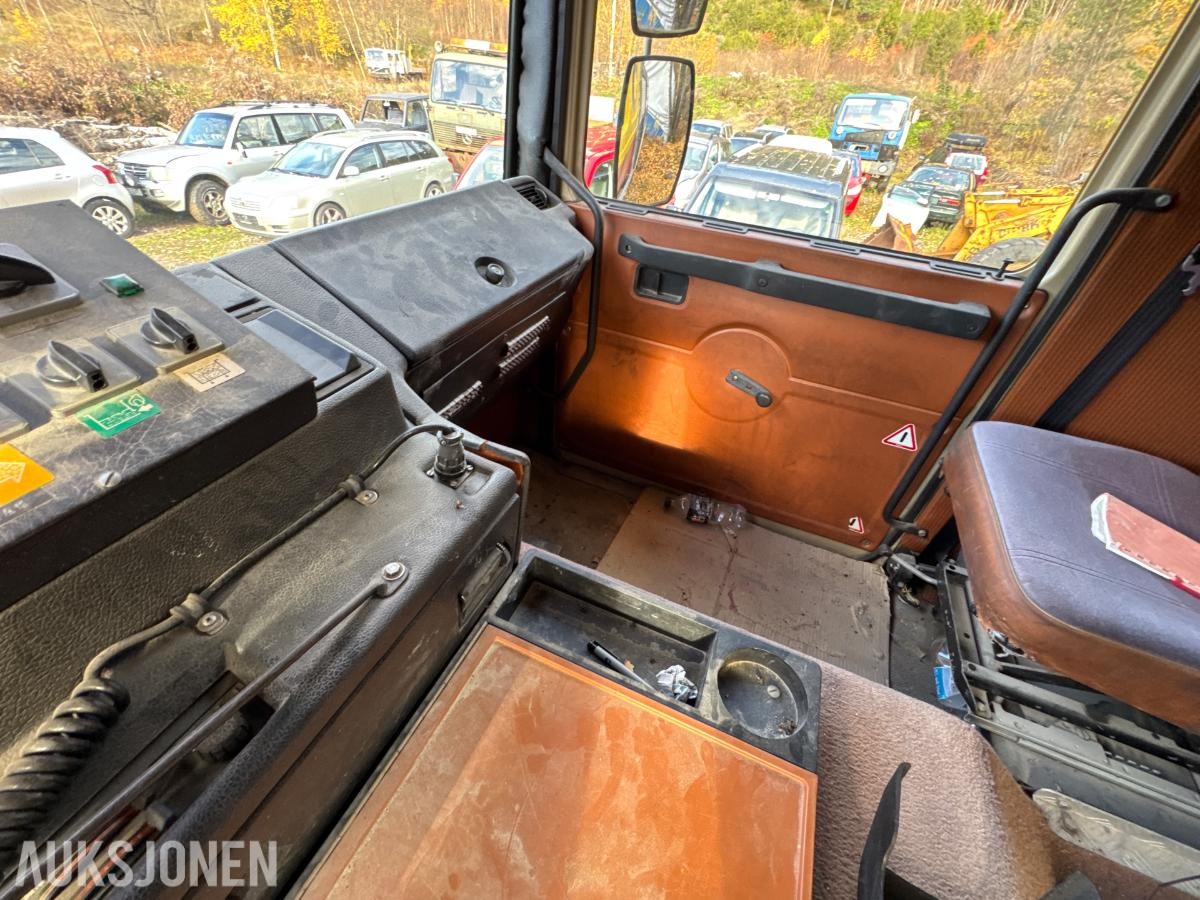 1981 Volvo F12 4X4 beredskapsbil / 33 140 km