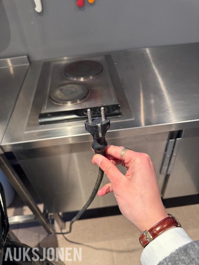 Kjøkkenbenk i rustfritt stål med skap og kokeplate 