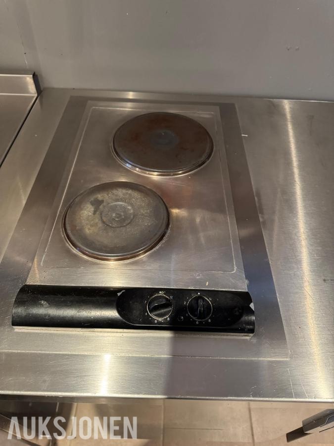 Kjøkkenbenk i rustfritt stål med skap og kokeplate 