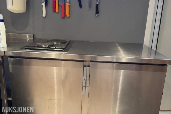 Kjøkkenbenk i rustfritt stål med skap og kokeplate 