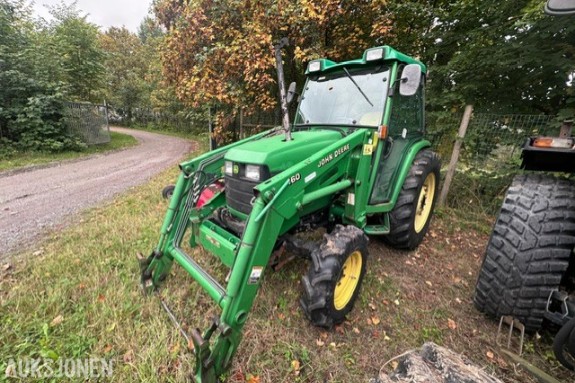 2004 John Deere 4710 traktor med John Deere 460 frontlaster og Walter Mauser førerhus.