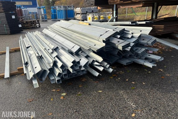 Restparti med bindingsverk i stål etter byggeprosjekt  - 2x4" - 2x6" osv