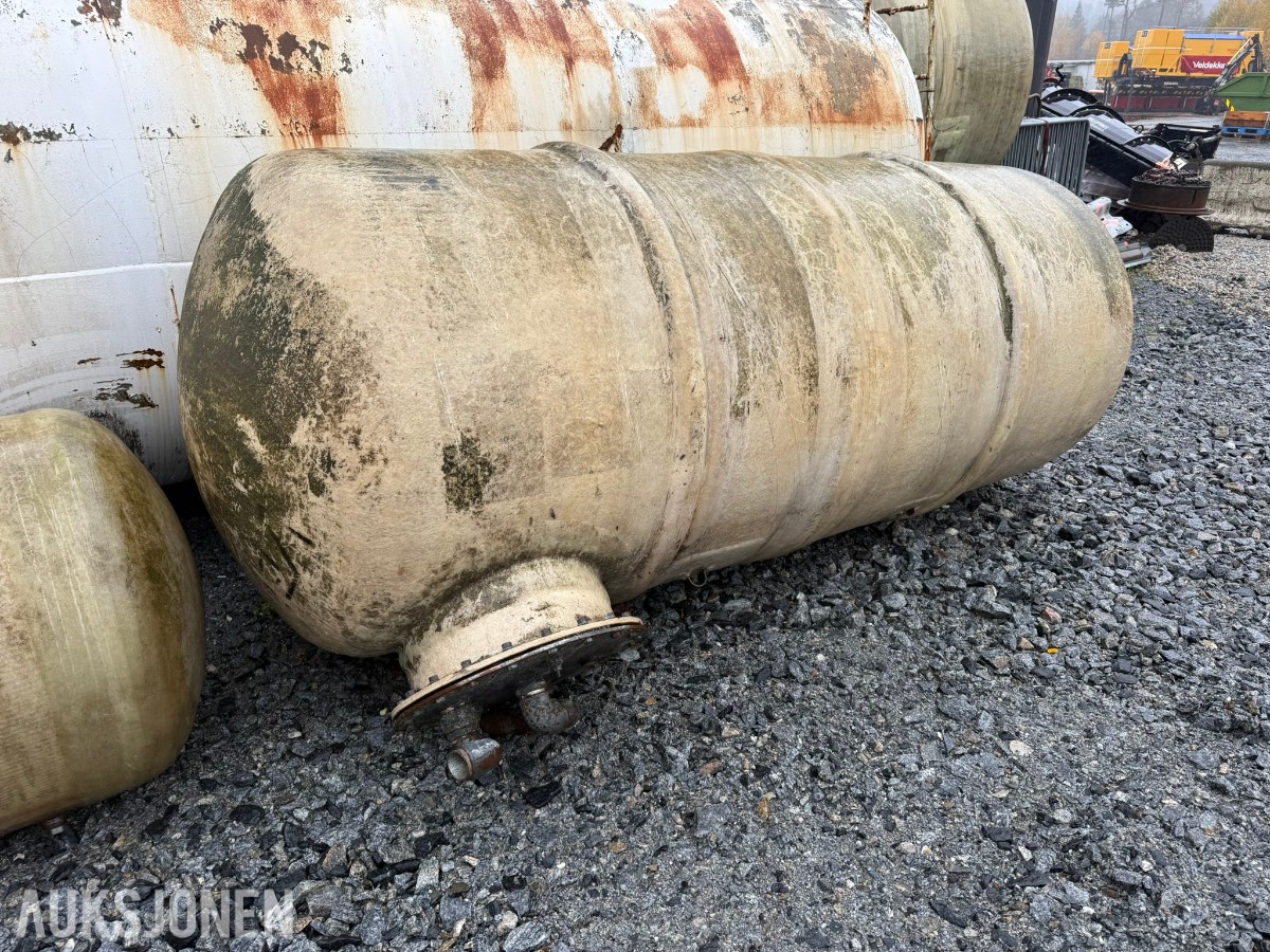 2 stk. eldre Plasttanker 3000 + 1000 liter