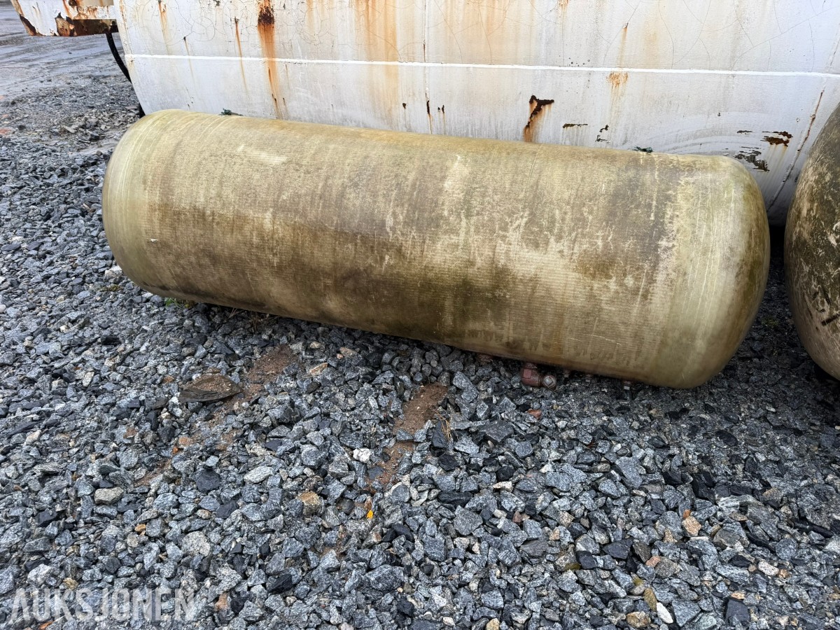 2 stk. eldre Plasttanker 3000 + 1000 liter