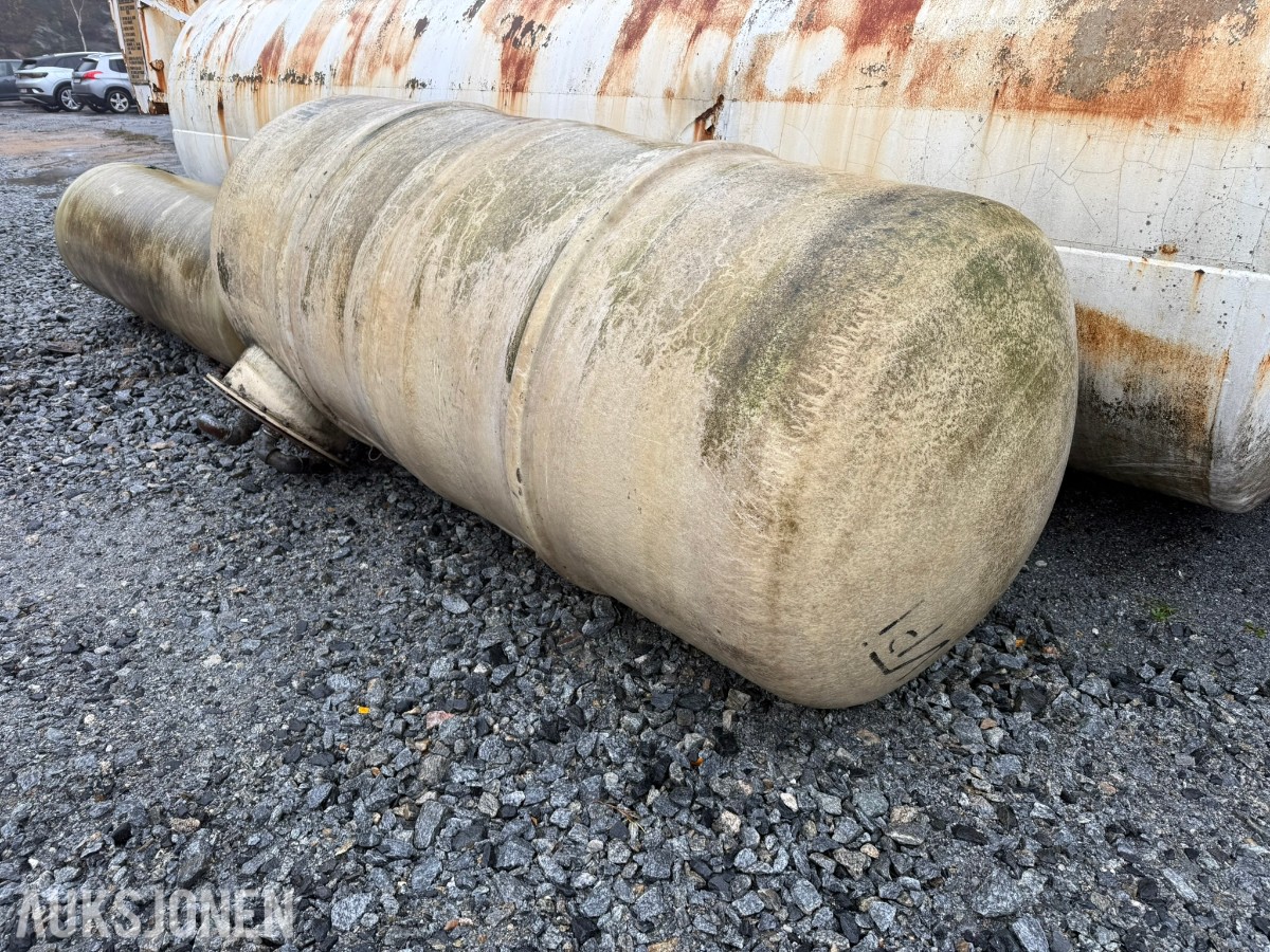 2 stk. eldre Plasttanker 3000 + 1000 liter
