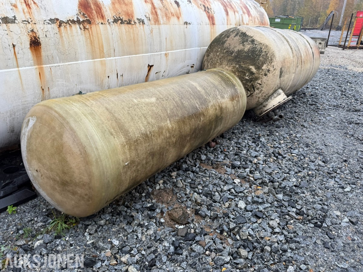 2 stk. eldre Plasttanker 3000 + 1000 liter