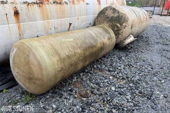 2 stk. eldre Plasttanker 3000 + 1000 liter