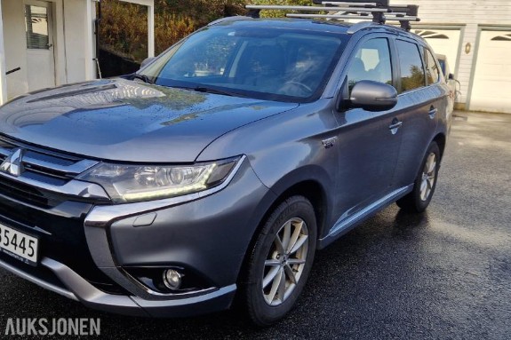 2016 Mitsubishi OUTLANDER PHEV 2.0 121hk  4WD AUTOMAT HENGERFESTE MOTORVARMER SKINN S+V DEKK      131900km EU OK 09.2027