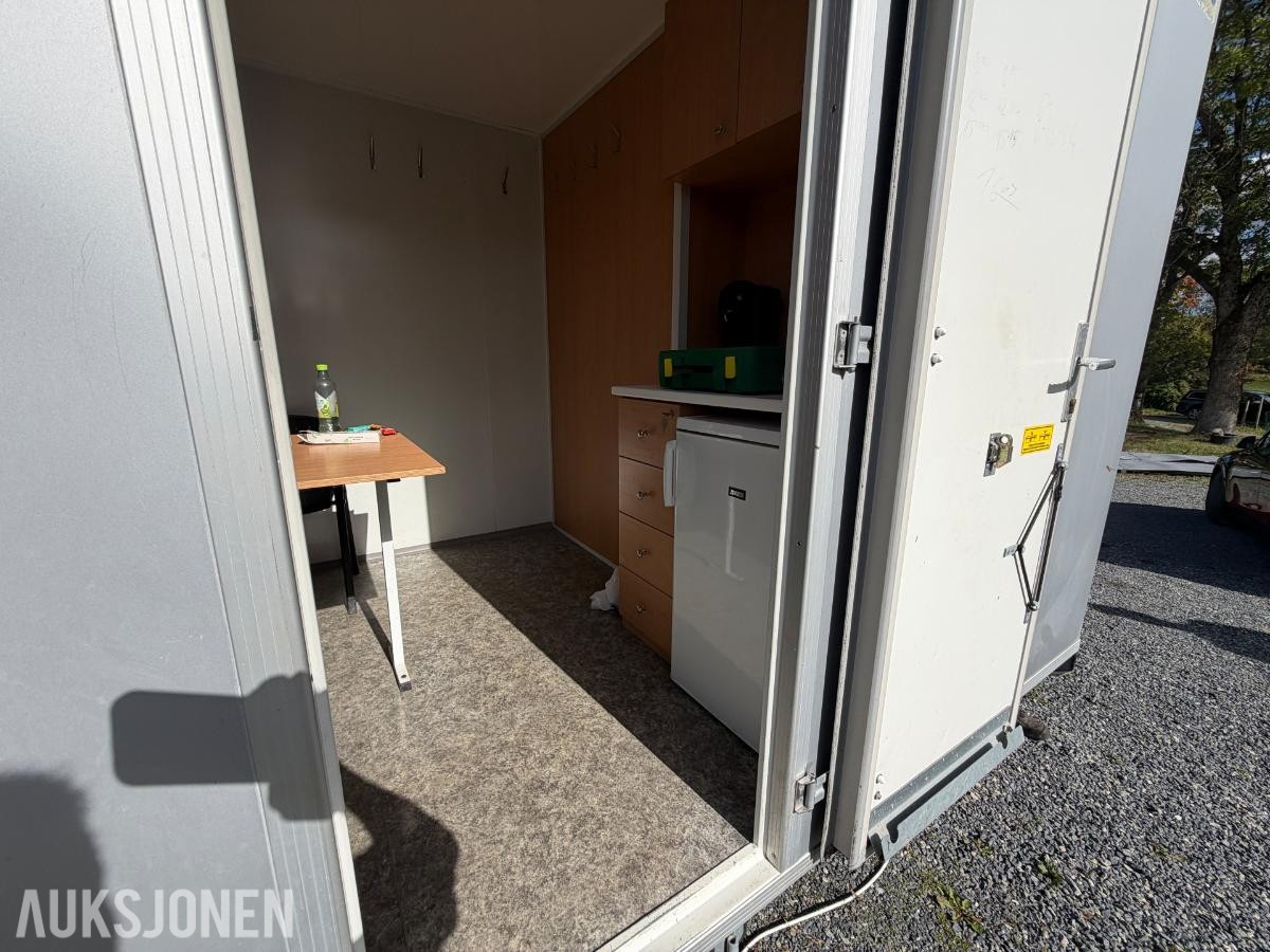2013  Vezeko mannskapsvogn  med toalett og oppholdsrom