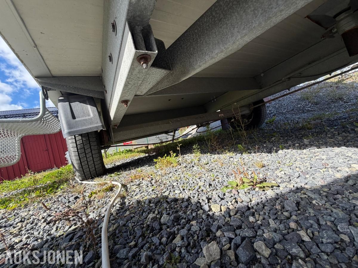 2013  Vezeko mannskapsvogn  med toalett og oppholdsrom