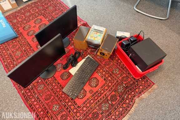 2 stk AOC E2270SWN skjermer - Sony CMT-EX1 musikkanlegg med høyttalere - Logitech Z523 høyttalersystem - 2 trådløse tastaturer